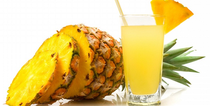 13 benefícios de saúde surpreendentes do suco de abacaxi