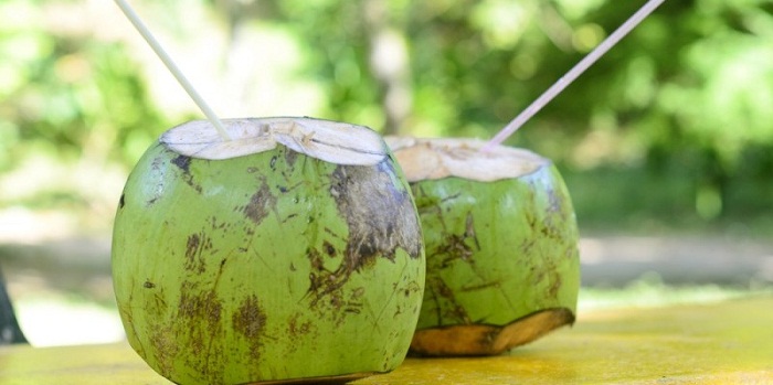 13 benefícios surpreendentes da água de coco