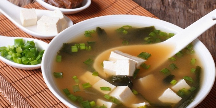 11 benefícios de saúde surpreendentes de comer a sopa de Miso