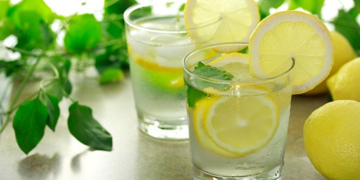 15 Benefícios para a saúde de beber água morna de limão