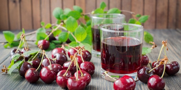 11 benefícios de saúde impressionantes de suco de cereja torta