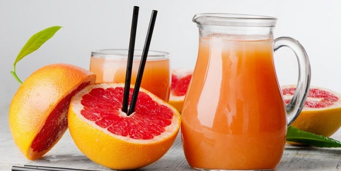 13 benefícios de saúde surpreendentes do suco de toranja