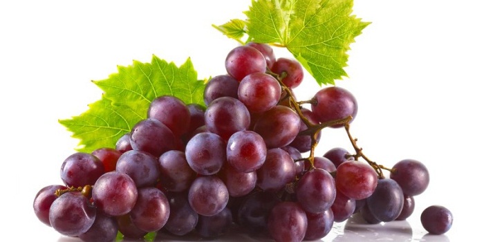 13 benefícios de saúde surpreendentes de uvas vermelhas