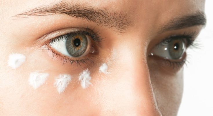 18 remédios caseiros úteis para livrar-se de bolsas sob os olhos